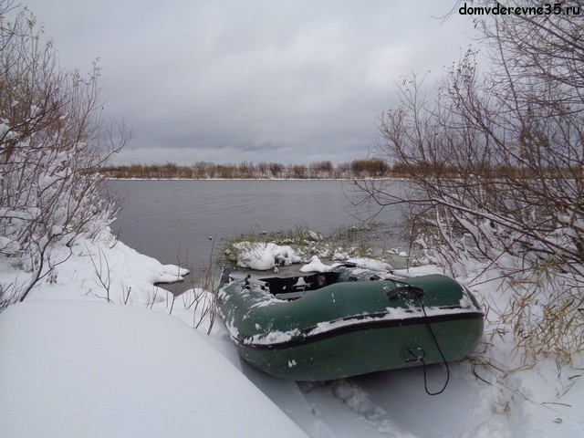 лодка на снегу